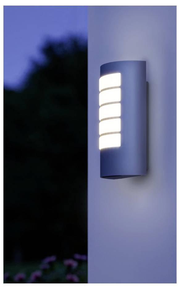 Moderne Außenwandleuchte an einem hellfarbigen Gebäude in der Dämmerung, leuchtend mit fünf horizontalen Lichtpaneelen.