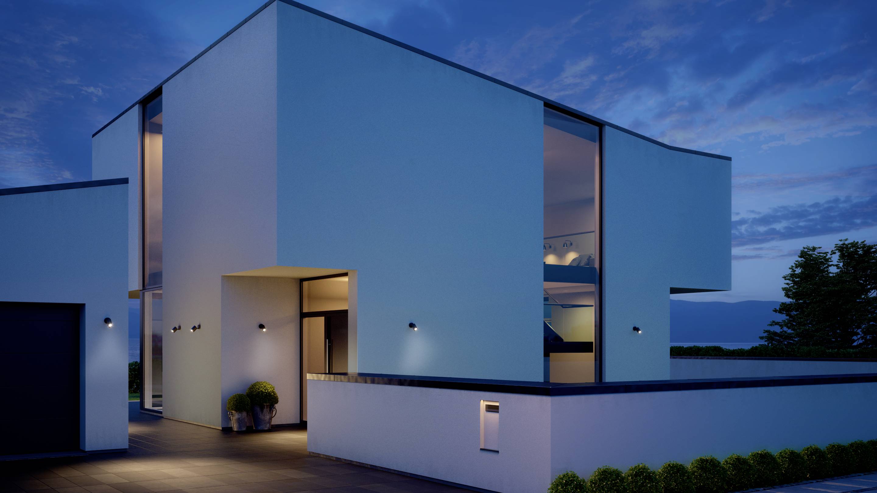 Modernes zweistöckiges Haus mit klaren Linien und großen Glasfenstern bei Sonnenuntergang, umgeben von minimalistischen Pflanzen.