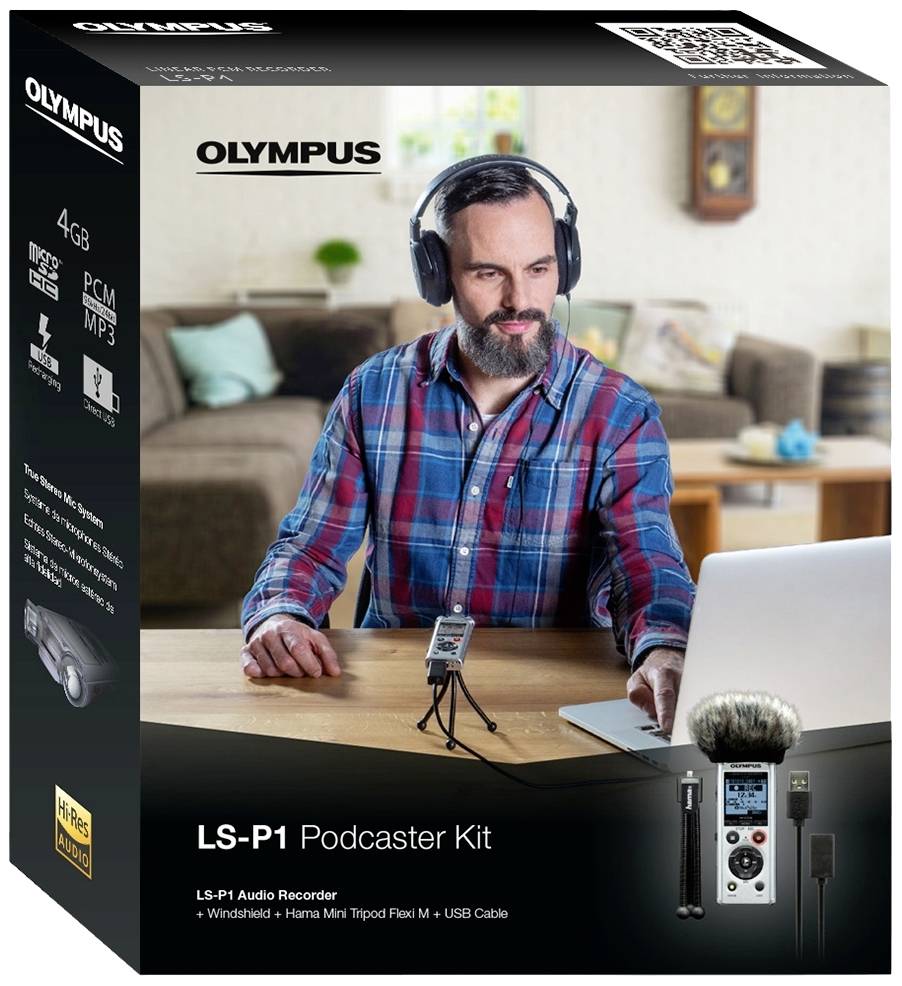 Mann in kariertem Hemd benutzt Kopfhörer und Mikrofon, sitzt an Tisch mit Aufnahmegerät. 'Olympus LS-P1 Podcaster Kit' Verpackung.