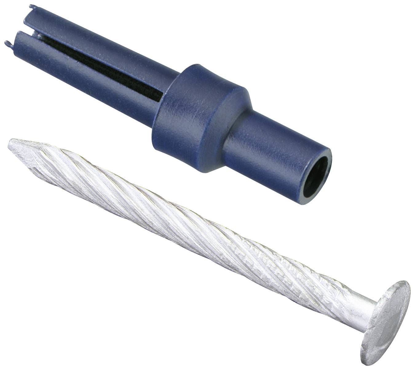 Eine blaue Dübelhülse und ein silbrig gedrehter Nagel auf weißem Hintergrund. Der Dübel ist zylindrisch mit Schlitzen.