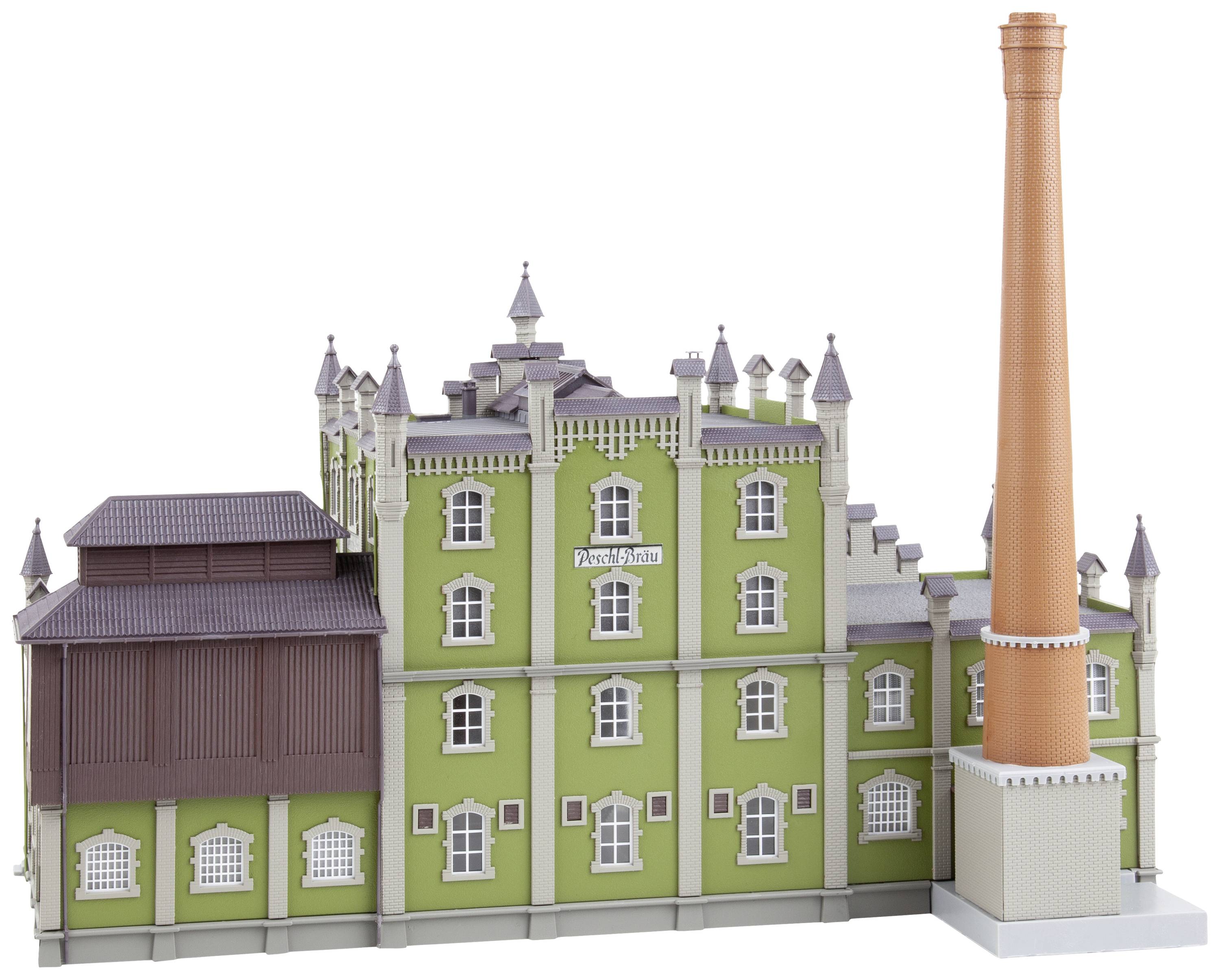 Ein detailliertes Modell einer grünen Fabrik mit einem hohen Schornstein und vielen Fenstern.