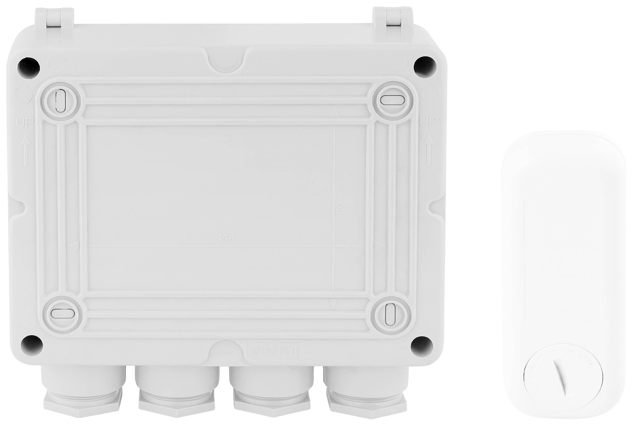 Ein graues Kunststoff-Gehäuse und ein passender Anschluss, geeignet für elektrische Installationen im Freien.