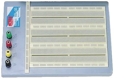 Steckbrett mit fünf Anschlussbuchsen und mehreren Steckfeldern zur Erstellung von elektronischen Schaltungen.