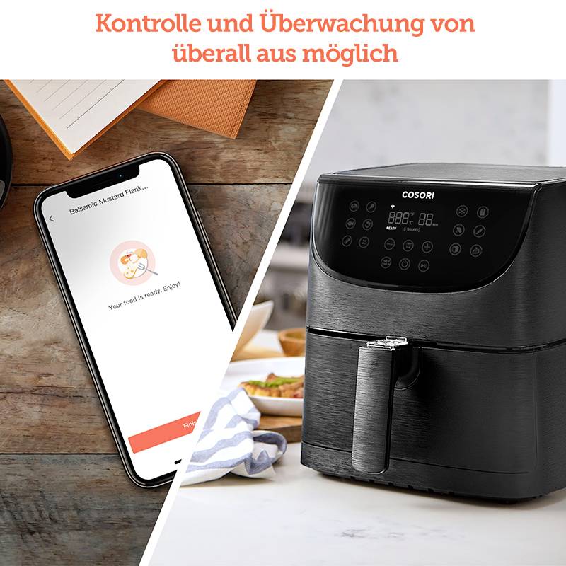 Luftfritteuse mit digitalem Display neben einem Smartphone, das eine App zur Steuerung der Fritteuse zeigt. Text: 'Kontrolle und Überwachung von überall aus möglich'.