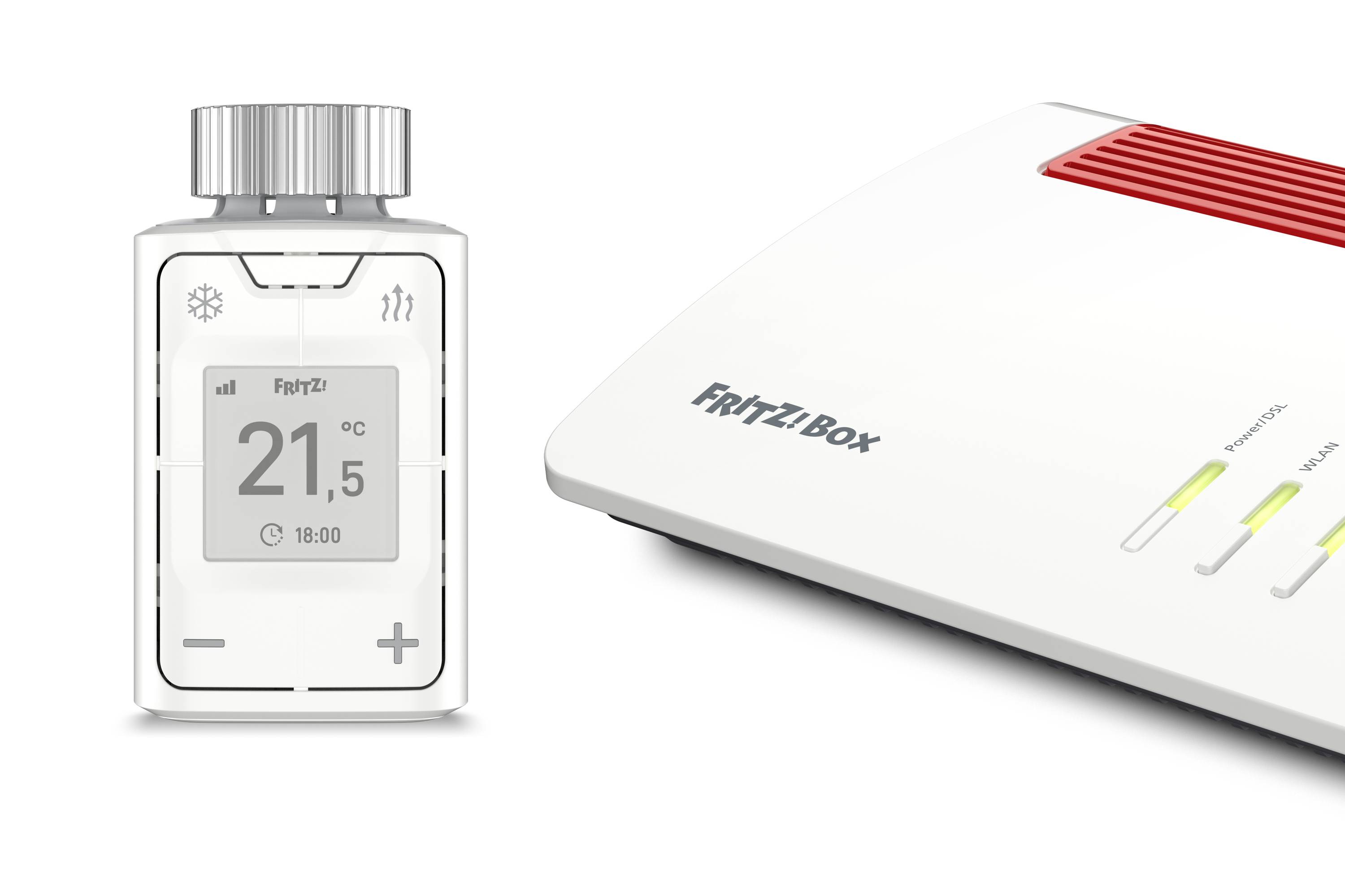 Ein digitales Thermostat zeigt '21,5°C'. Daneben ist ein weißer Router mit 'FRITZ!Box' Aufschrift zu sehen.