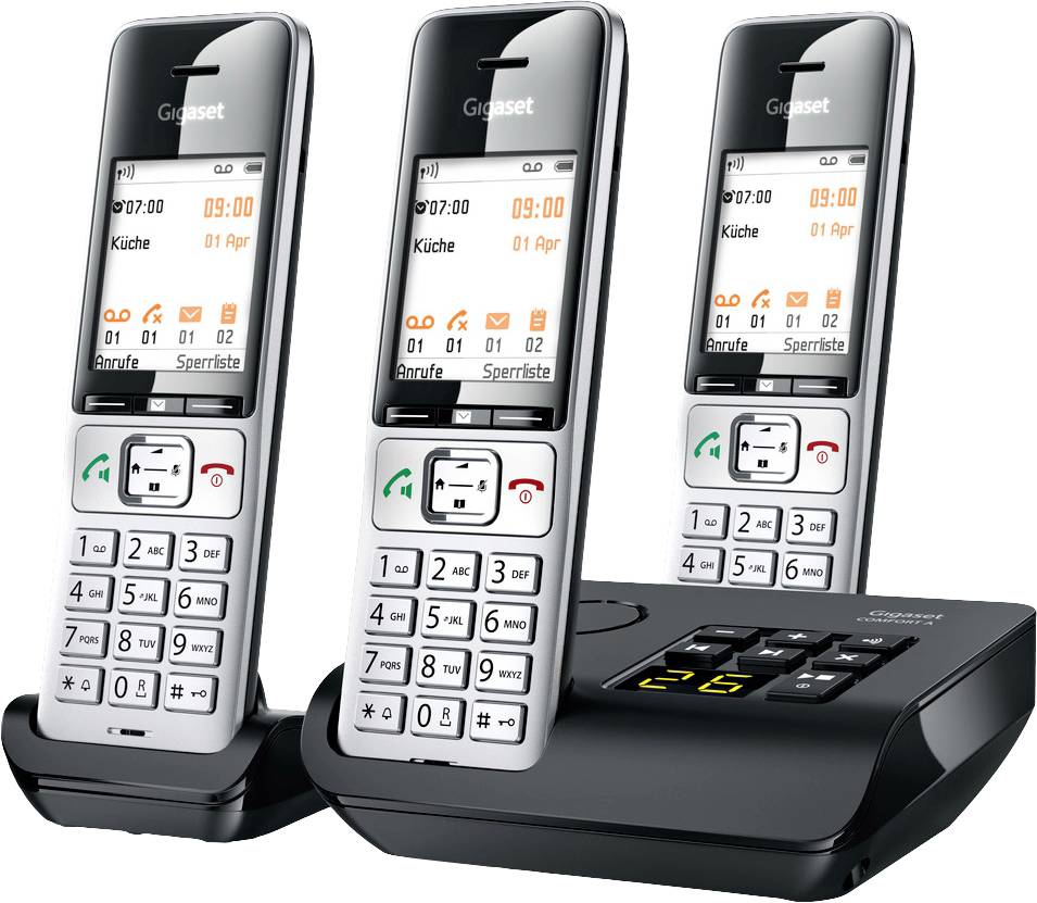 Drei silber-schwarze schnurlose Telefone auf Ladestation, mit digitalem Display. Angezeigt werden Datum, Uhrzeit und Anrufoptionen.