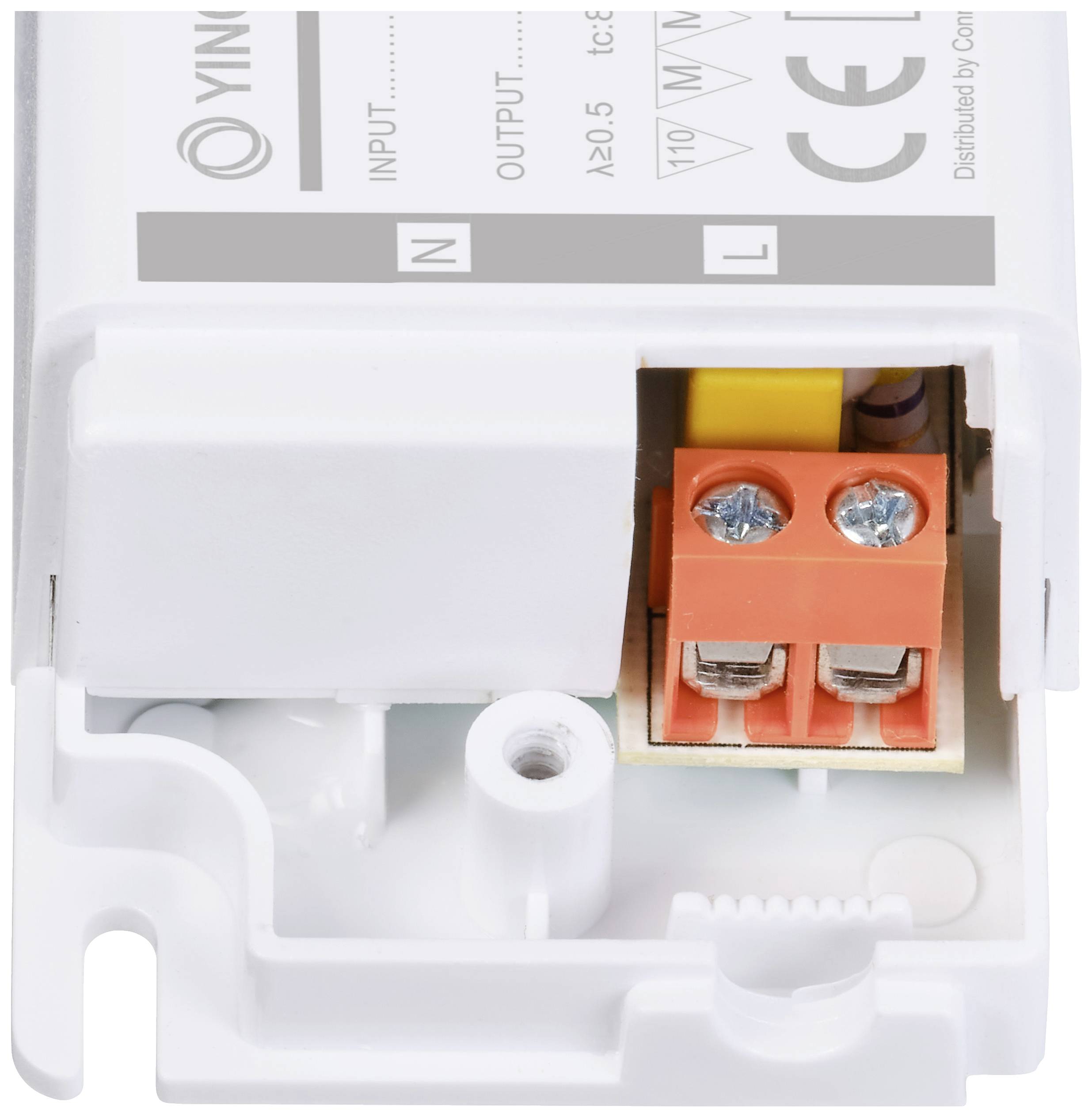 Elektronisches Gerät mit offenen Anschlüssen und Kabelklemmen, geeignet für elektrische Installationen. Markierungen für Stromfluss und Sicherheitssymbole sichtbar.