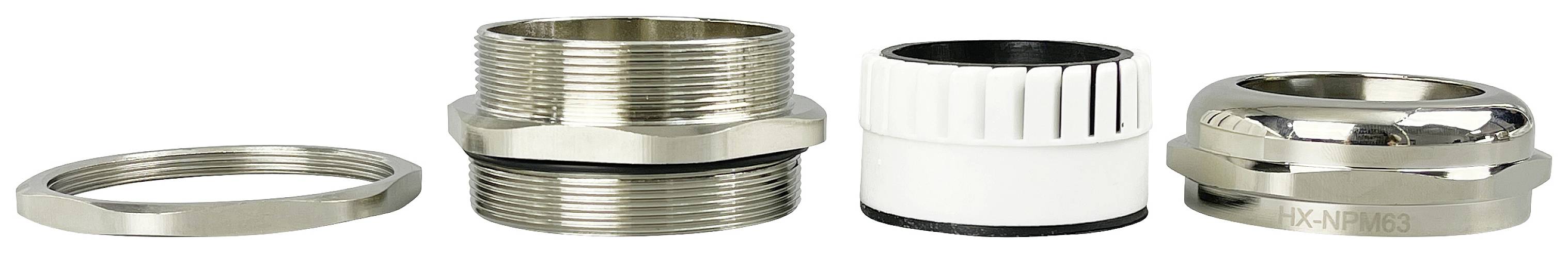 Vier Metallfittings in unterschiedlichen Formen und Größen, vermutlich für Rohrinstallationen.