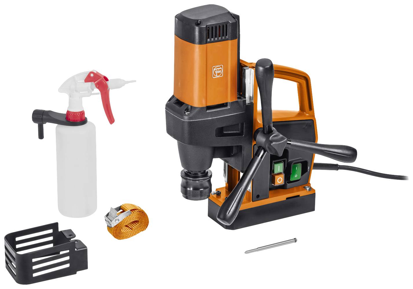 Magnetbohrmaschine mit Zubehör: Bohrer, Sprühflasche, Gurt und Montagehalterung. Hauptgerät in Orange und Schwarz mit Kabel.