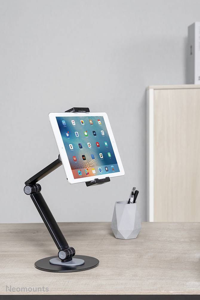 Tablet auf einem flexiblen Tischständer in einem Büro, daneben ein Stifthalter.