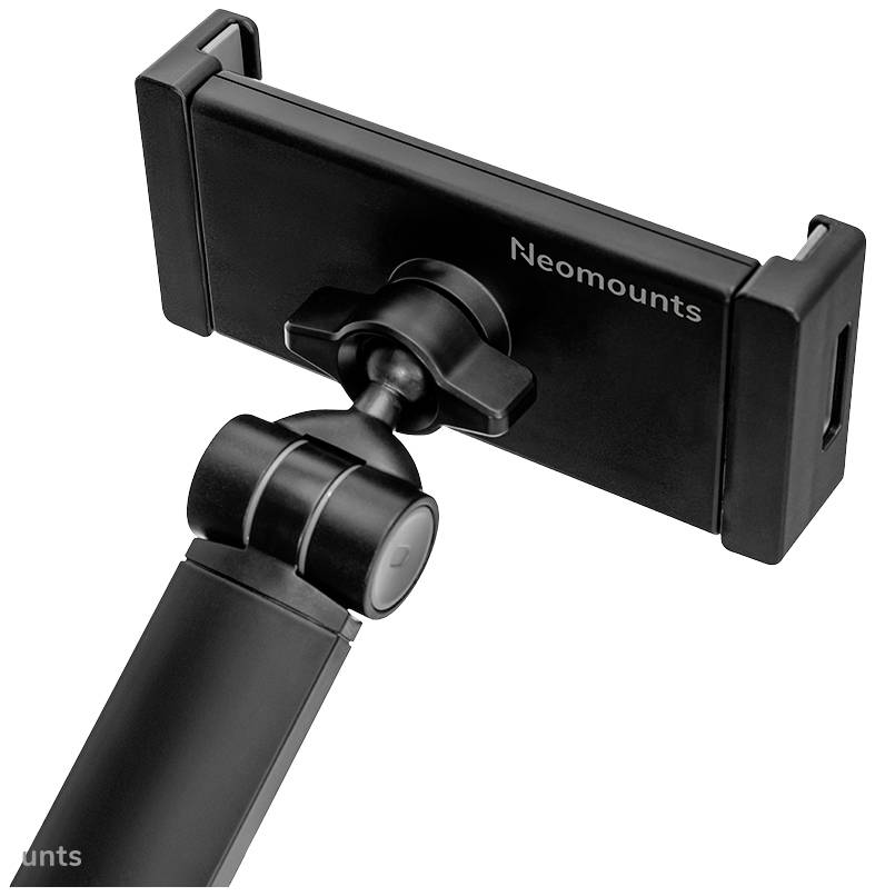 Schwarze Handyhalterung von Neomounts mit verstellbarem Griff und Kugelgelenk zur flexiblen Ausrichtung, auf weißem Hintergrund.
