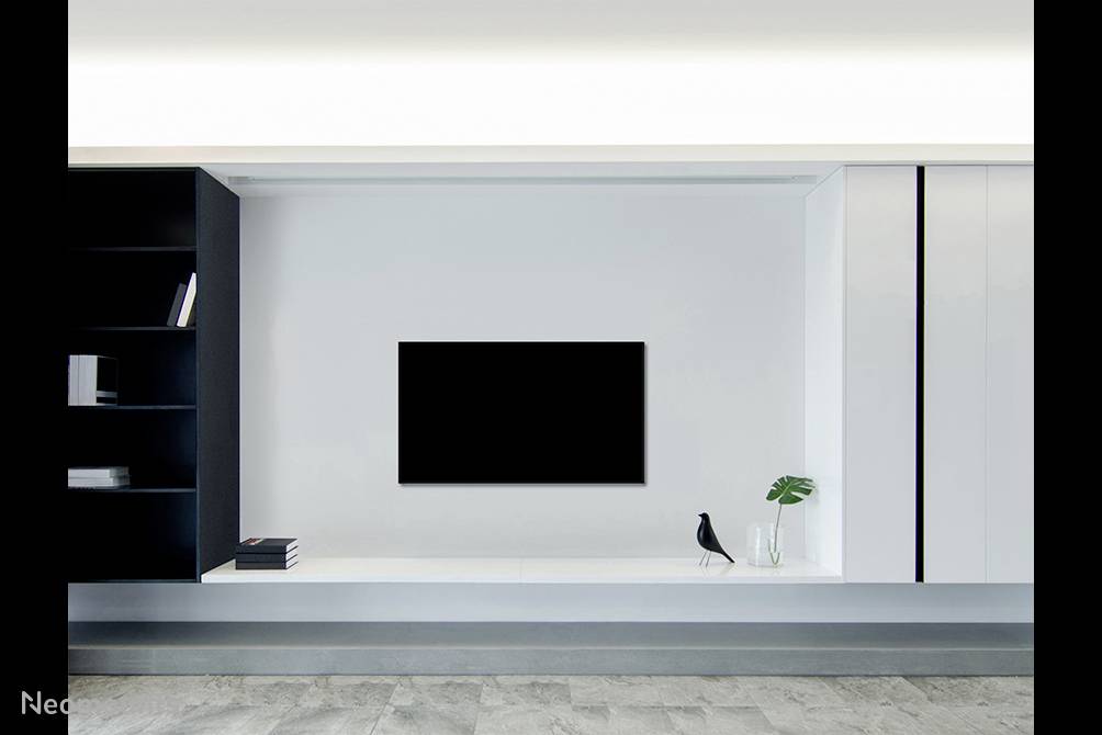 Wohnzimmer mit modernem Design: Wand mit eingebautem Regal links, flachem Fernsehbildschirm in der Mitte, Vogelstatue und Pflanze rechts.