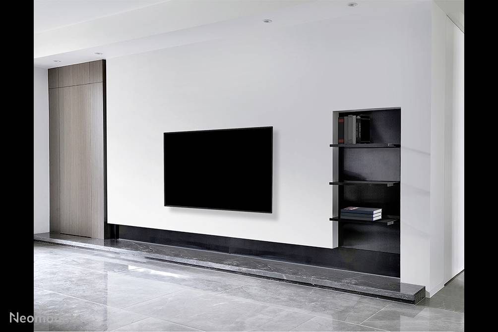 Wohnzimmer mit modernem Design. Ein großer Flachbildfernseher hängt an einer weißen Wand mit einem schwarzen Regal daneben.