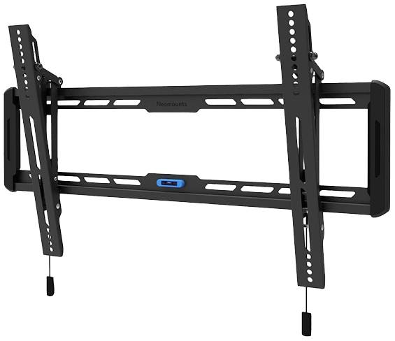 Eine schwarze, neigbare TV-Wandhalterung aus Metall mit Löchern zur Kabeldurchführung und horizontaler Schiene.