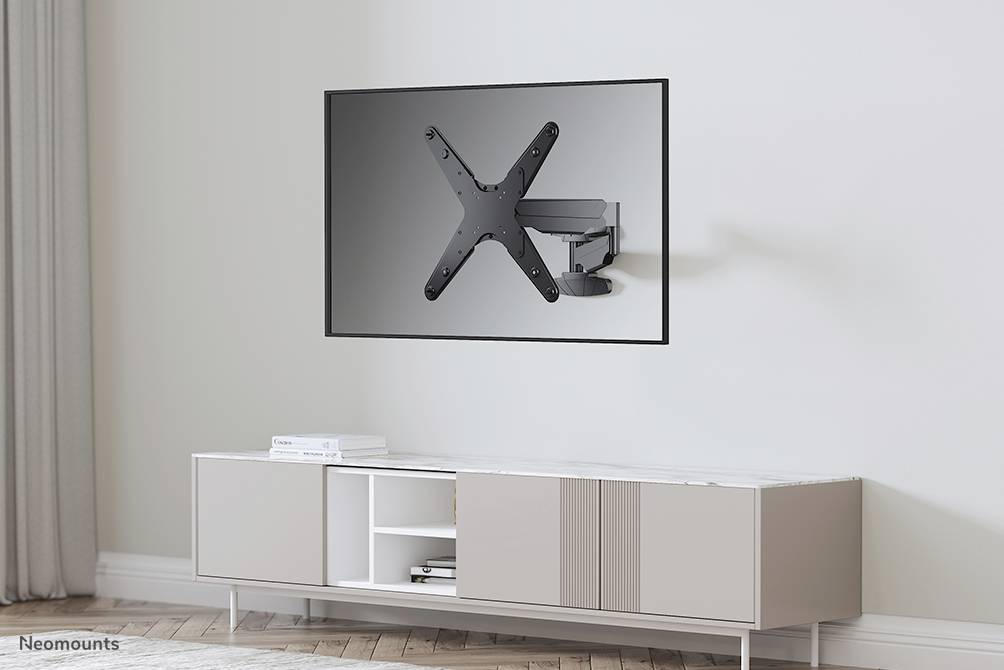 TV-Wandhalterung an weißer Wand montiert, oberhalb eines weißen Sideboards; moderne Wohnzimmereinrichtung; neutrale Farben.