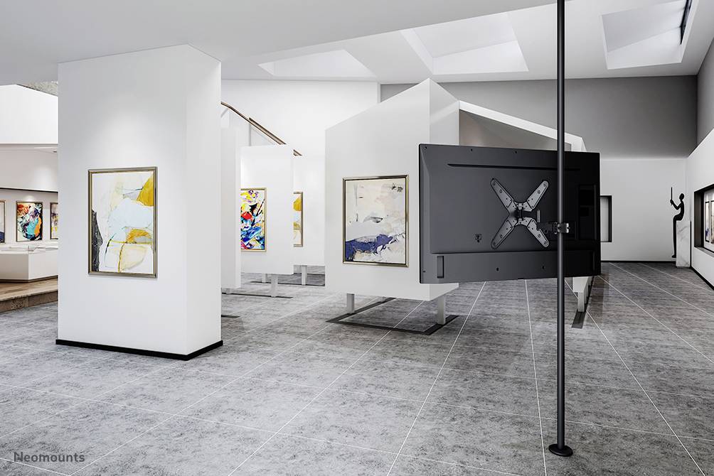 Ein moderner Ausstellungsraum mit abstrakter Kunst an weißen Wänden. Helle Decken und grauer Boden bestimmen das minimalistische Design.
