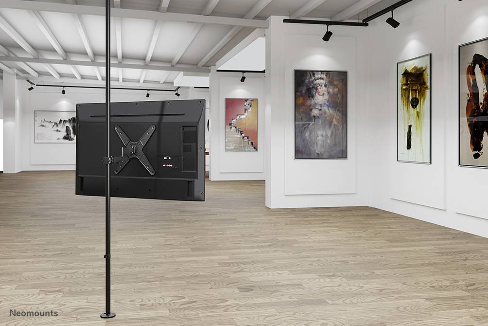 Ein moderner Galerieraum mit abstrakter Kunst an weißen Wänden, klarer Holzfußboden, und ein Fernseher an einer Stange befestigt.