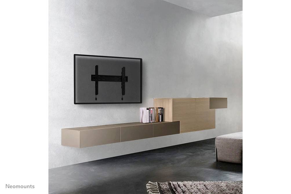 Fernsehwandhalterung in modernem Wohnzimmer installiert. Bild zeigt Wandhalterung vor minimalistischer Raumgestaltung mit Möbeln.