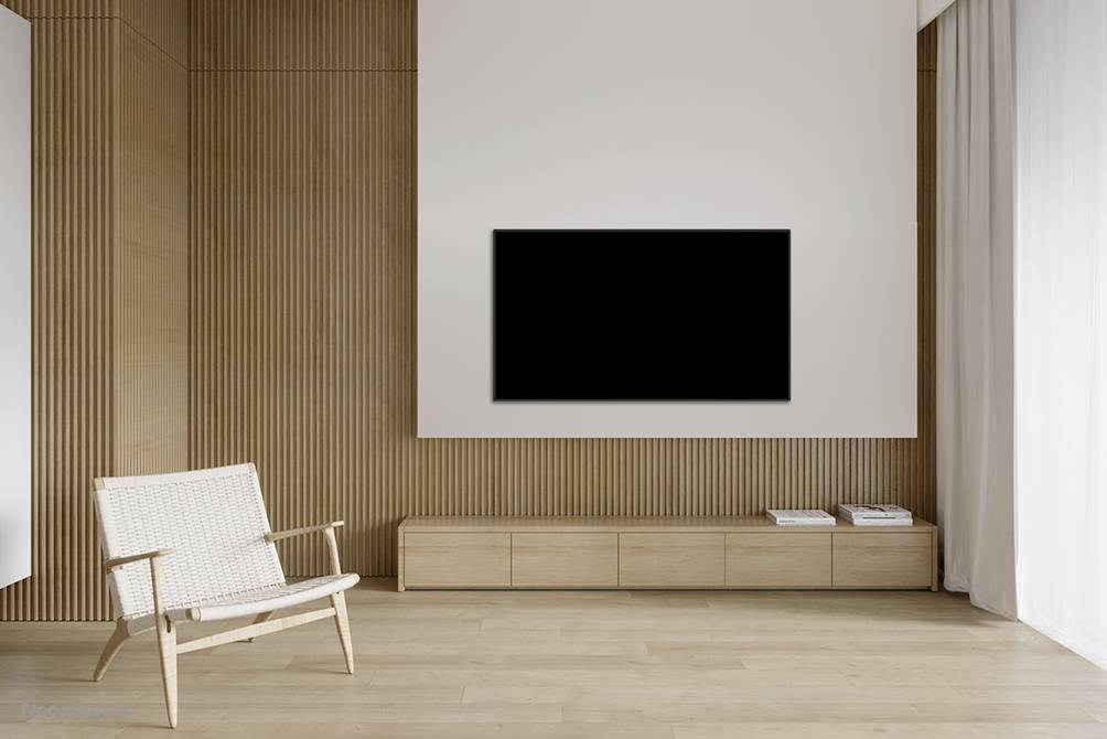 Helles Wohnzimmer mit einem modernen, minimalistischen Design. Ein schlichter Sessel steht vor einer wandmontierten Leinwand.