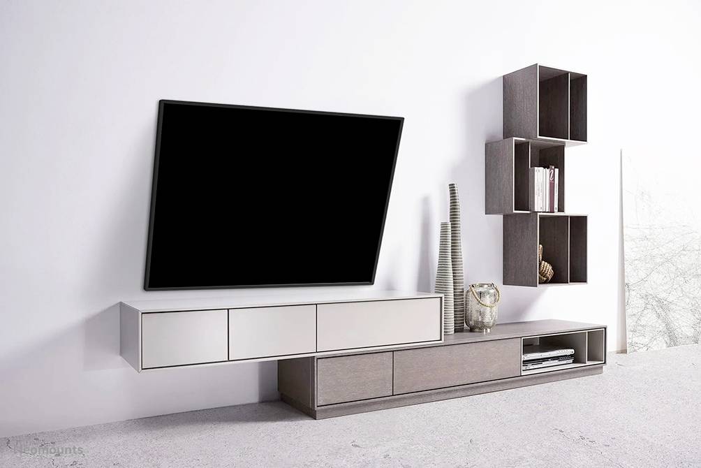 Wandverkleidete Wohnwand mit modernem Flachbildfernseher, eleganten Regalen und Dekorationsgegenständen in minimalistischer Einrichtung.