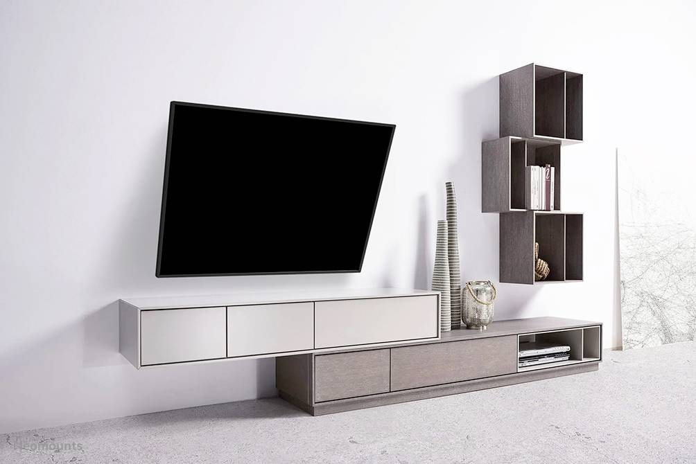 Moderne Wohnzimmerwand mit schrägem Flachbildfernseher, schwebendem Sideboard und offenen Regalen. Minimalistisches Design.