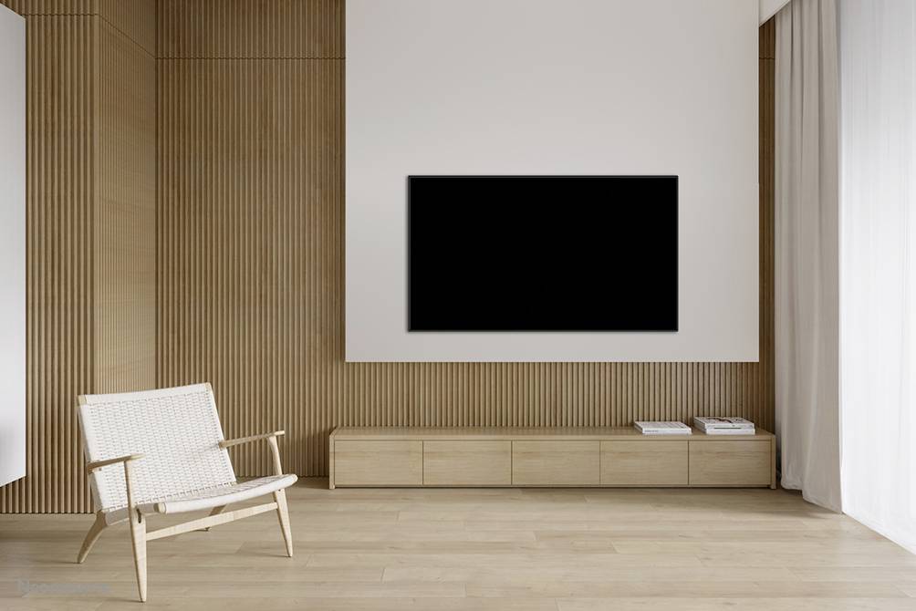 Minimalistisches Wohnzimmer mit Holzverkleidung, einem Hängeschrank mit Fernseher an der Wand und einem weißen Stuhl auf hellem Holzboden.