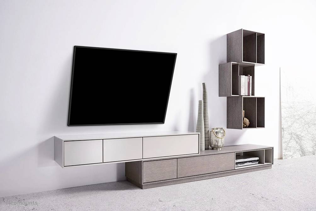 Modernes Wohnzimmer mit Wand-TV, minimalistischem Regal und Skulptur auf weißem Hintergrund. Schlichtes, elegantes Design.