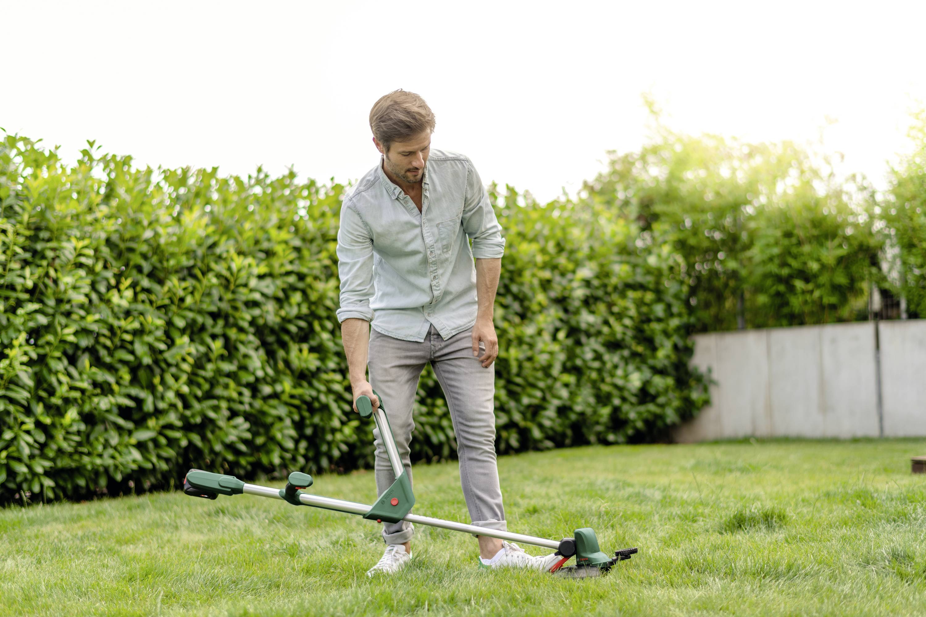 Bosch Home and Garden UniversalGrassCut 18V-260 Akku Rasentrimmer inkl. Ladegerät, inkl. 2. Akku 18V 2.0Ah Schnittbreite (max.)