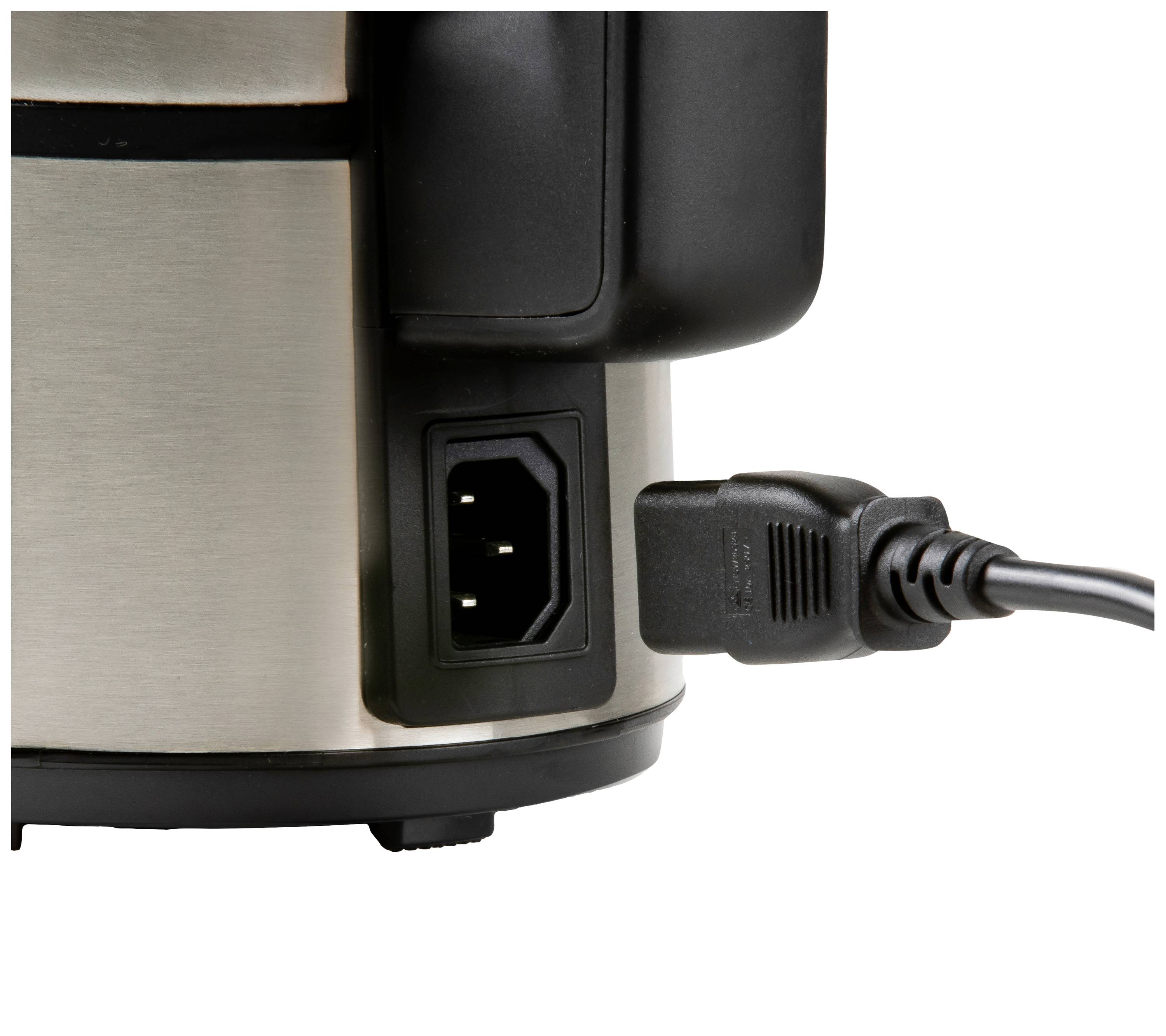 Nahaufnahme eines Wasserkochers mit Netzkabelanschluss. Das Kabel ist teilweise eingesteckt. Elektrisches Küchengerät.