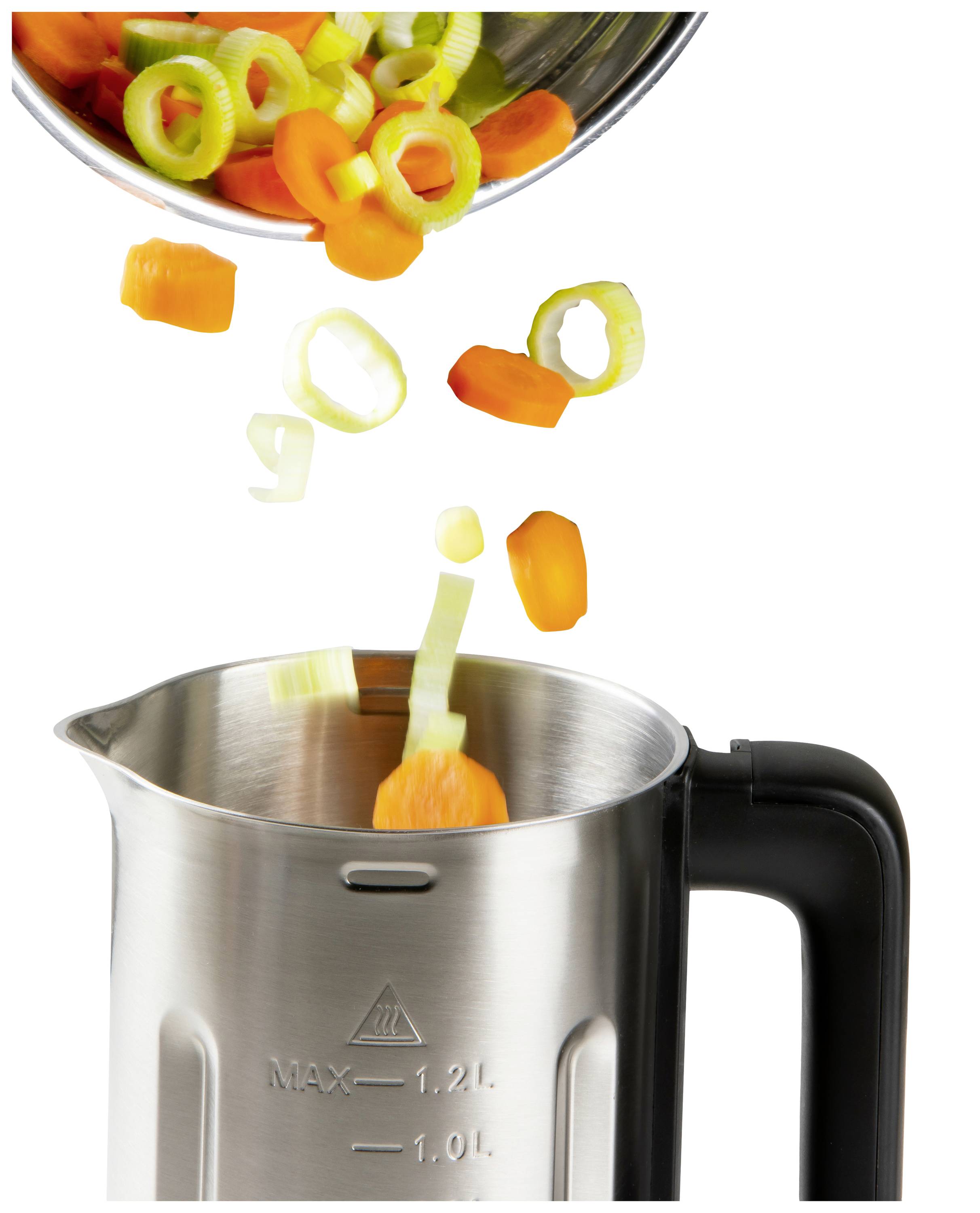 Runde Karottenscheiben und Lauchringe fallen in einen Metallbehälter mit einem schwarzen Griff, der mit MAX 1.2 L gekennzeichnet ist.