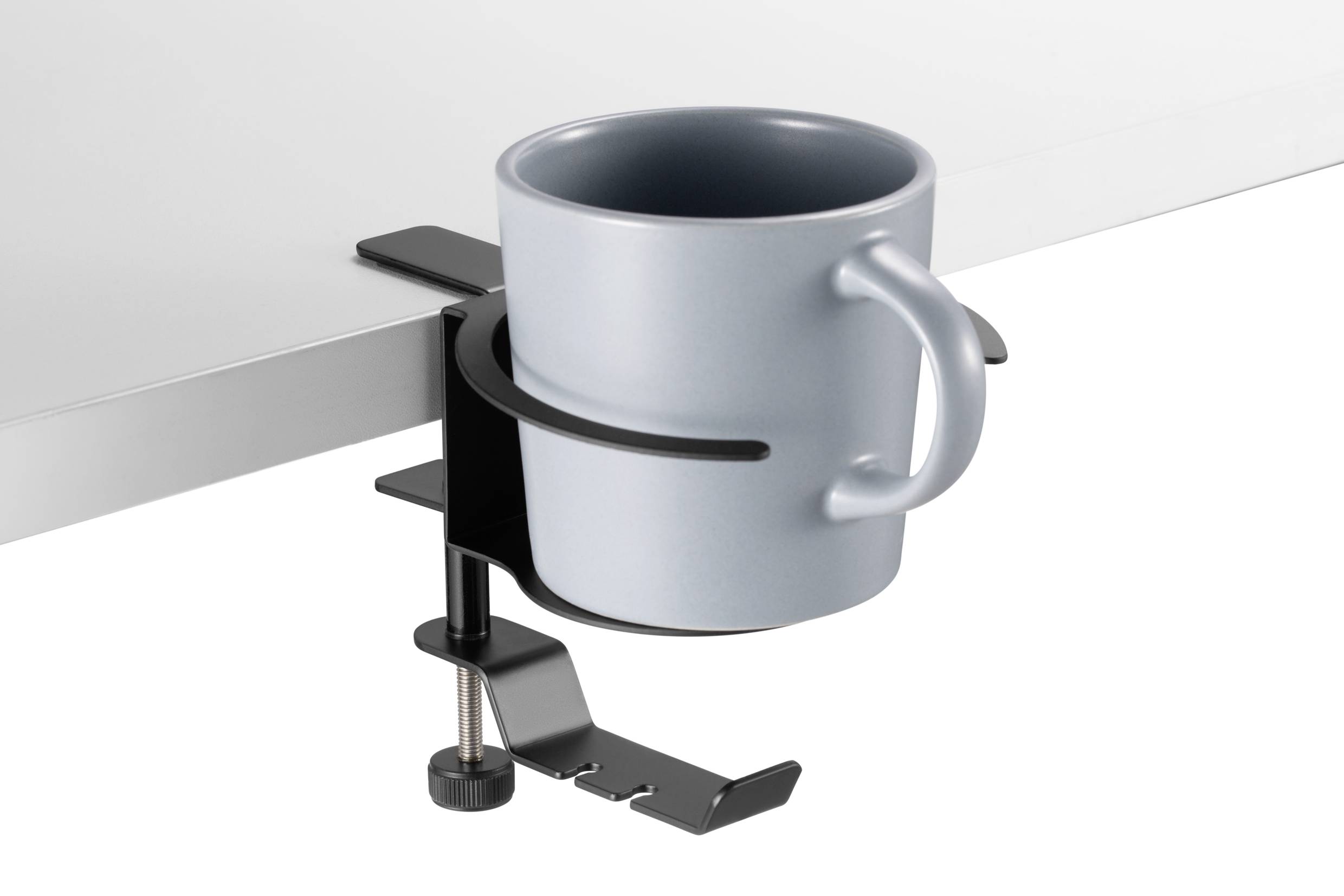Tassenhalter aus Metall an einem Tisch befestigt, hält eine graue Tasse. Ideal, um Getränke sicher an einem Arbeitsplatz abzustellen.
