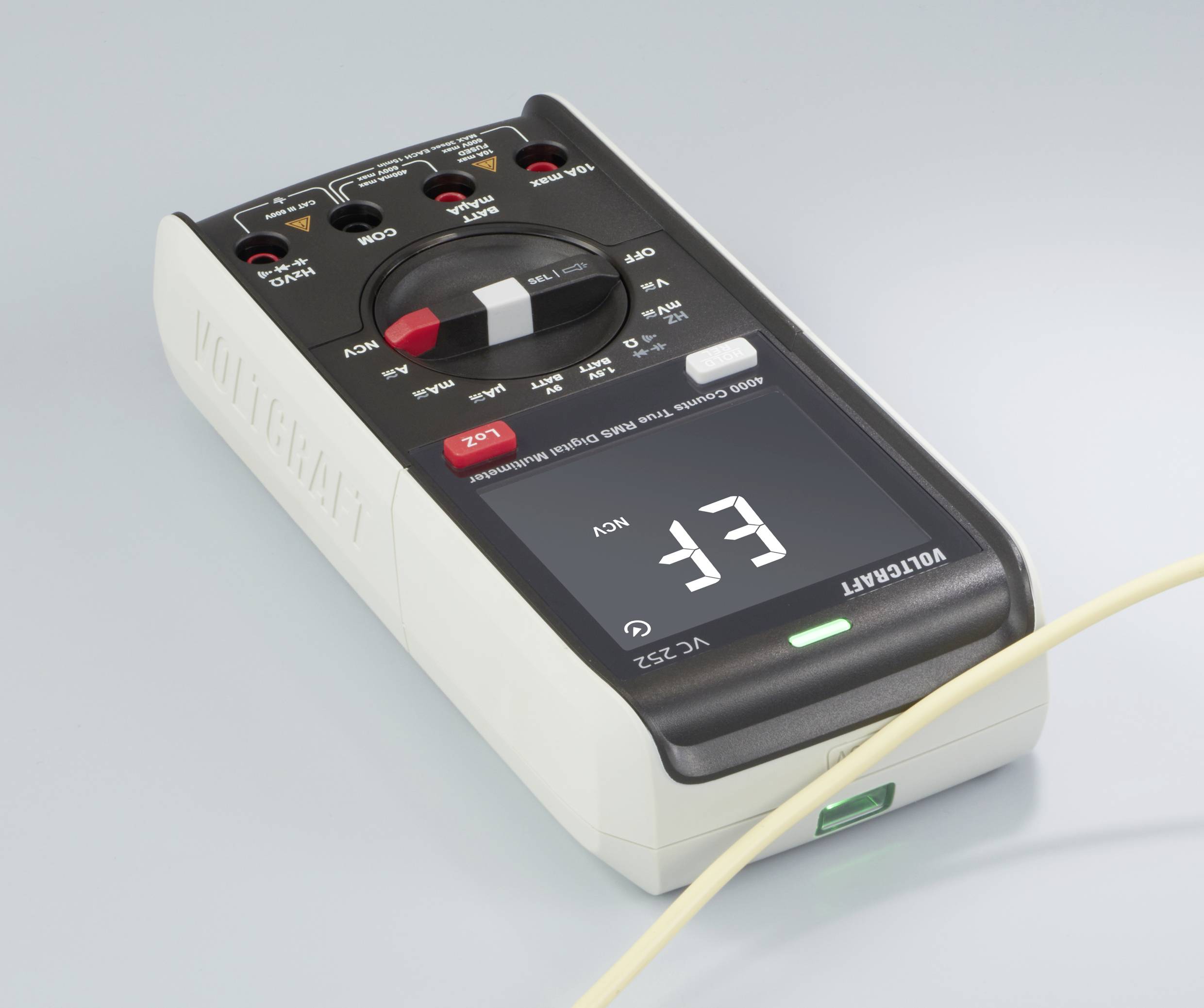 Digitalmultimeter mit Displayanzeige '33', Drehschalter für Spannung, Widerstand und andere Einstellungen; zwei Buchsen für Messleitungen.