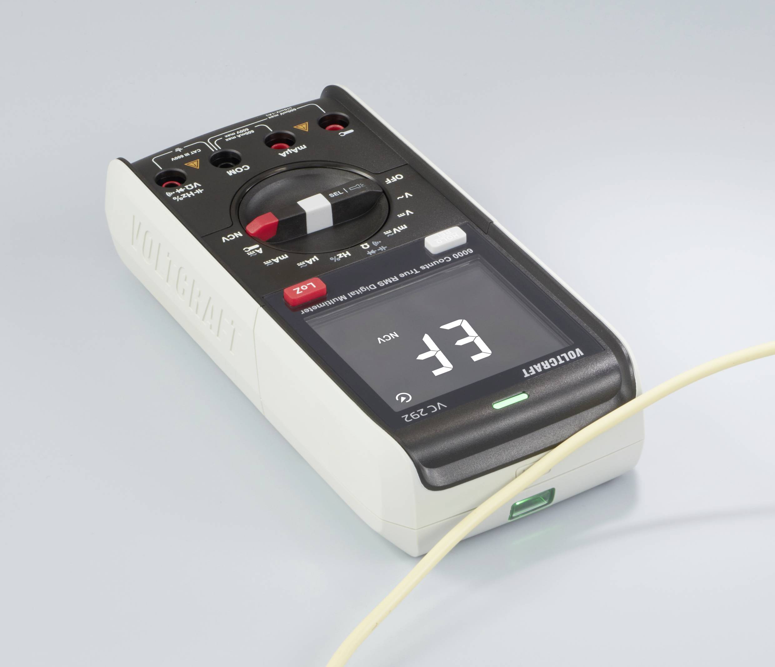 Digitales Multimeter in Nahaufnahme auf heller Fläche, zeigt 'EF' auf dem Display. Ein Kabel ist vorne angeschlossen.