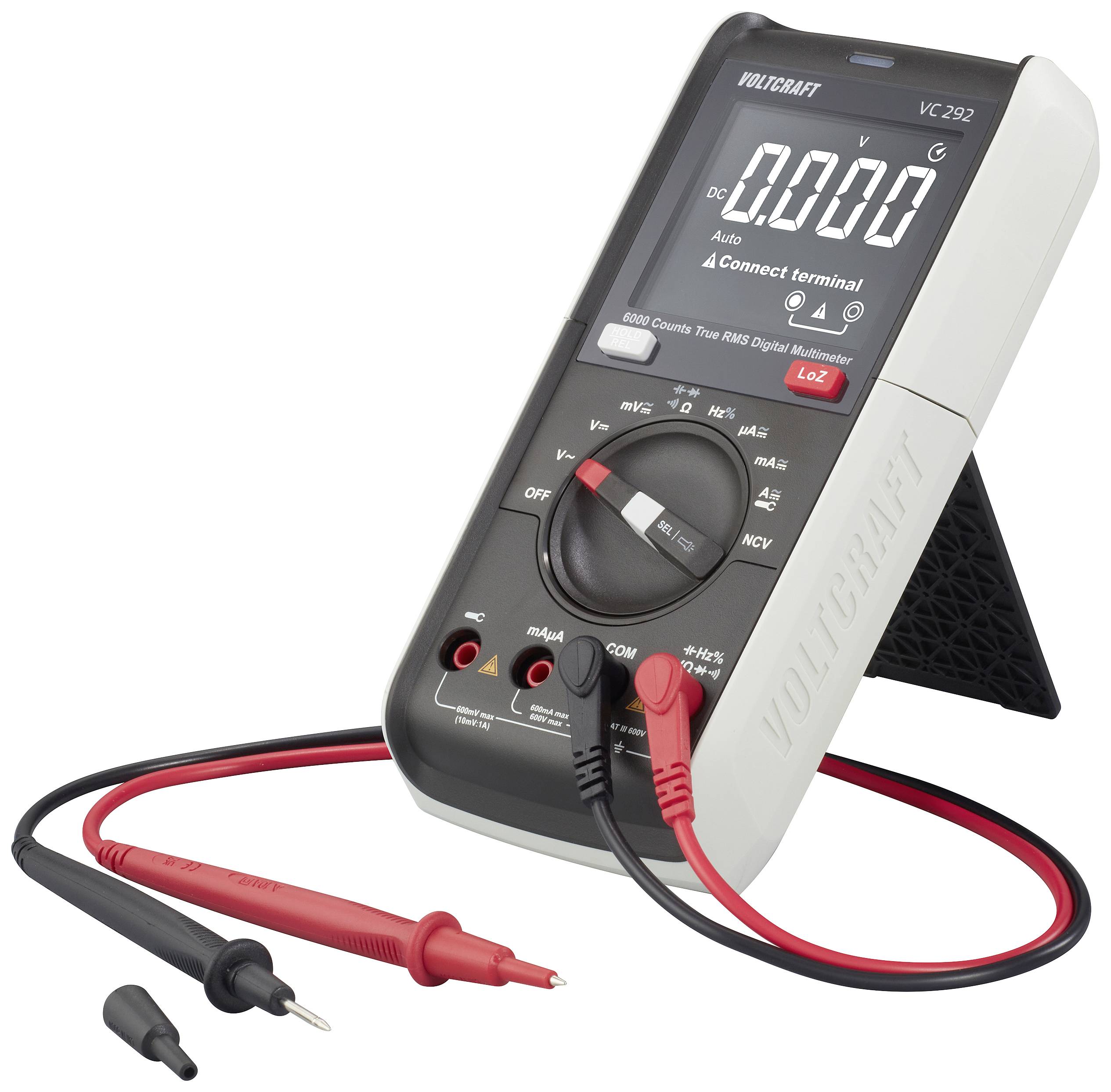 Ein digitales Multimeter mit Display und Drehregler, das auf einem ausklappbaren Ständer steht. Anschlusskabel in Rot und Schwarz sind sichtbar.