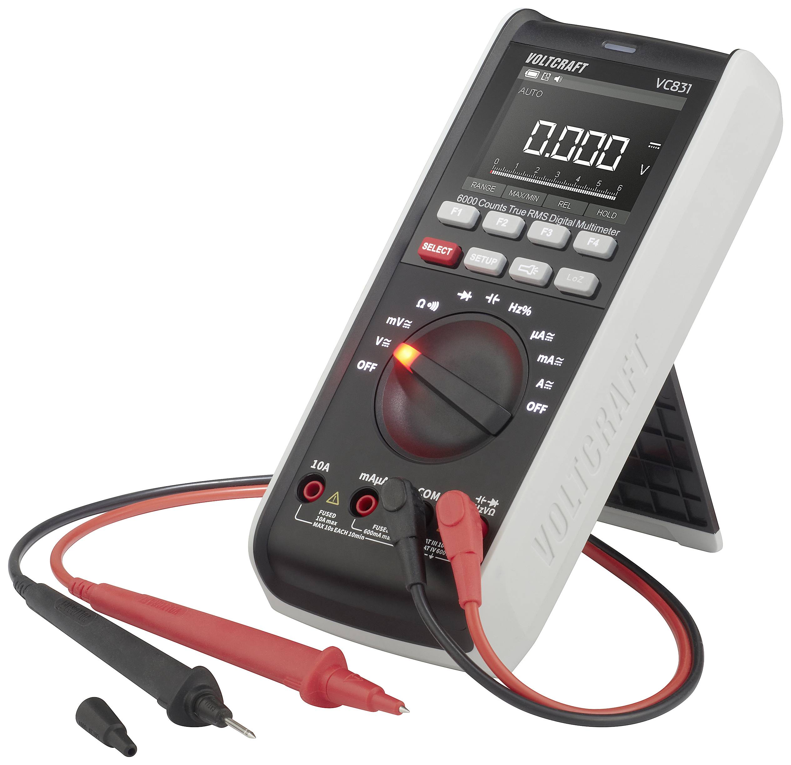 Digitalmultimeter mit beleuchtetem Display, Messfühlern, und Drehschalter. Misst elektrische Werte wie Spannung und Stromstärke.