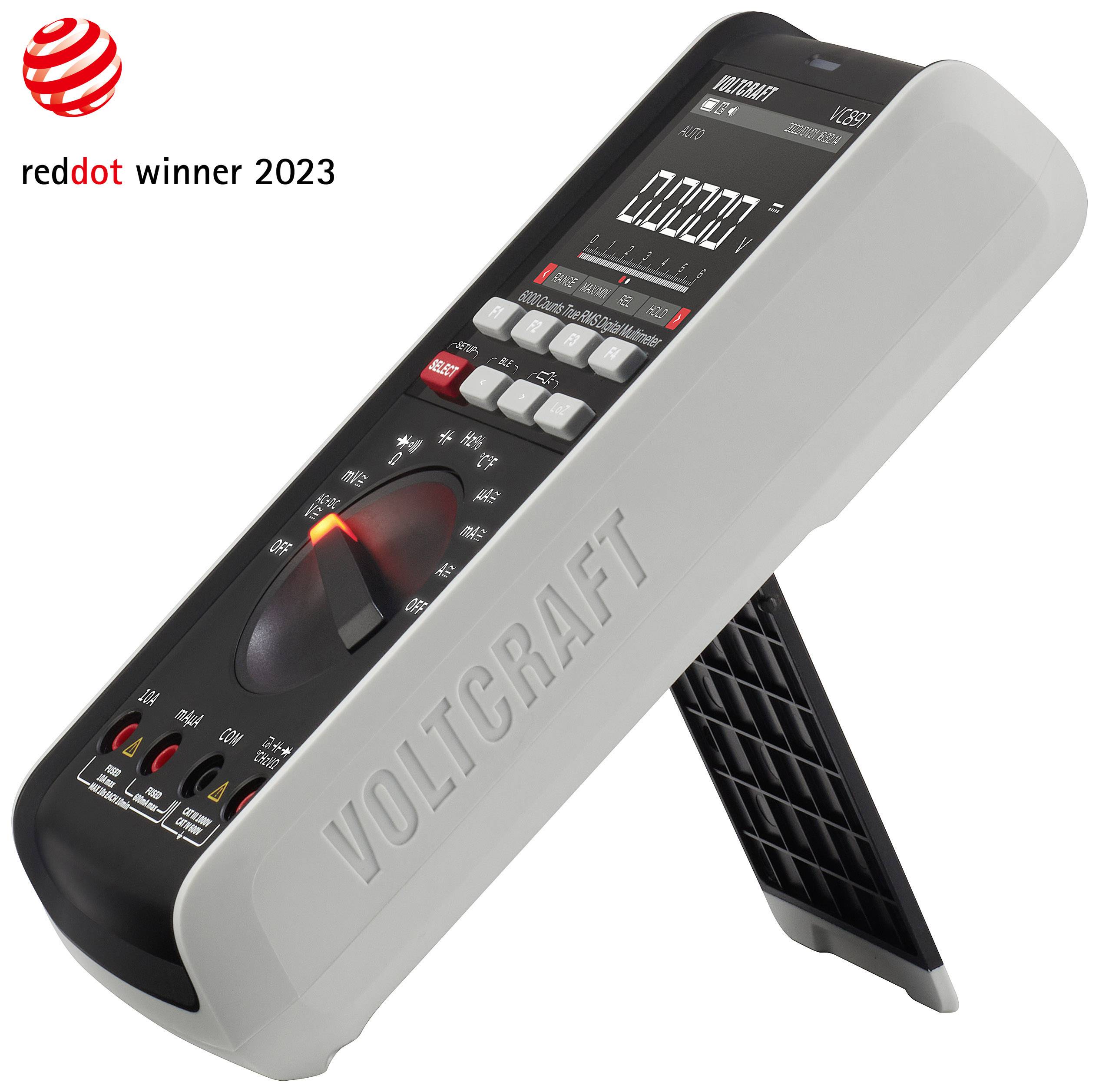 Digitalmultimeter auf einem Ständer, Gewinner des Red Dot Award 2023, zeigt die Marke Voltcraft und eine Anzeige mit Drehregler.