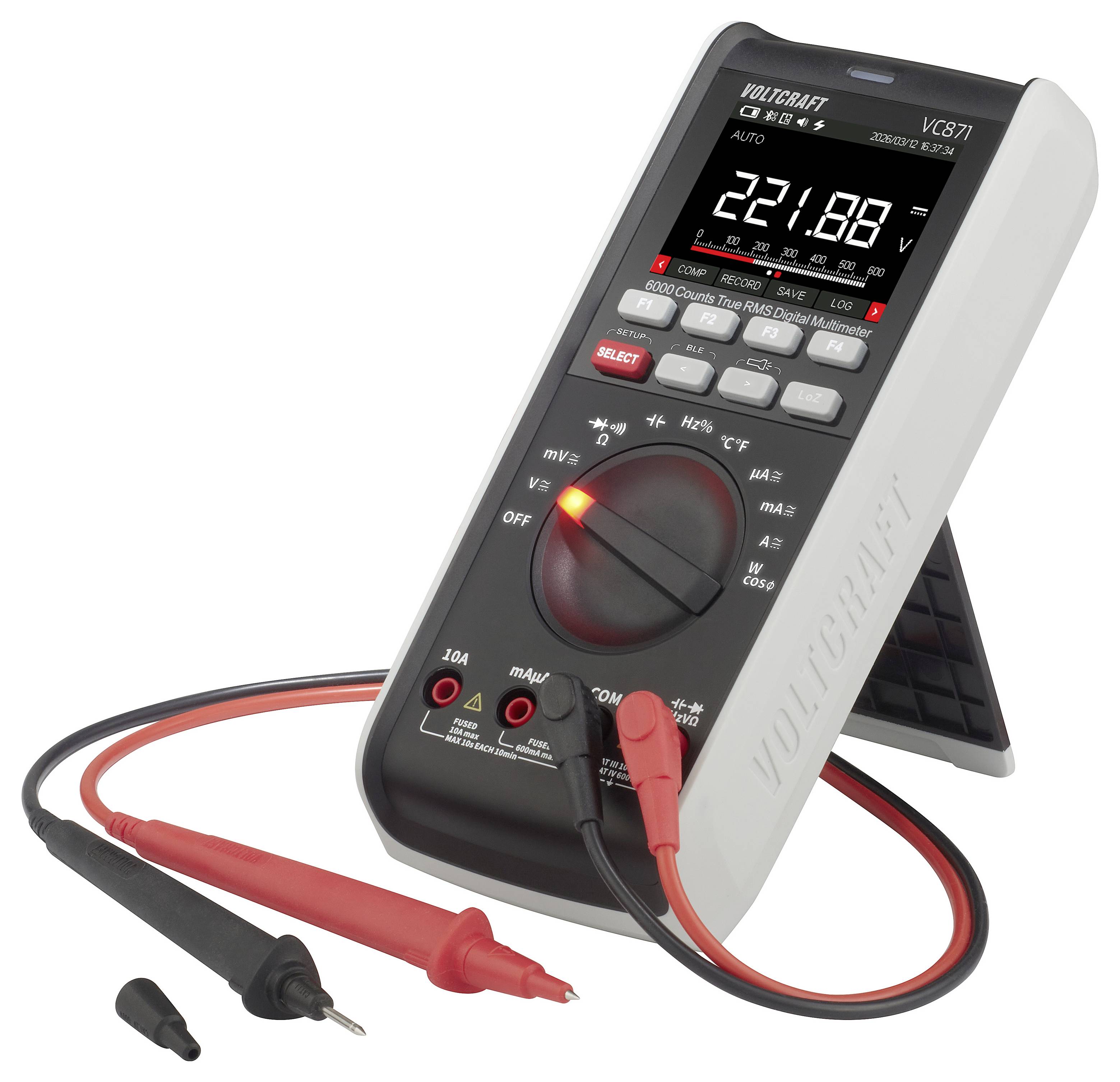 Digitales Multimeter auf einem ausgeklappten Ständer stehend, zeigt 221,8 Volt an, mit roten und schwarzen Messspitzen verbunden und liegend davor.