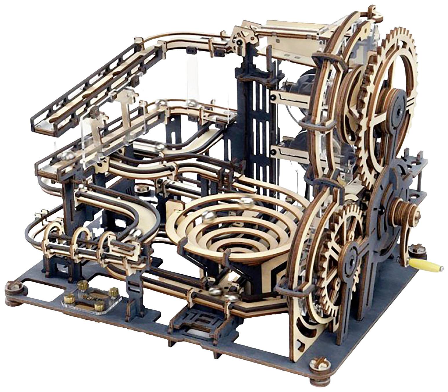 Ein komplexes Modell einer Kugelbahn aus Holz mit Zahnrädern und Spiralen, auf mehreren Ebenen gestaltet, zeigt Mechanik in Bewegung.