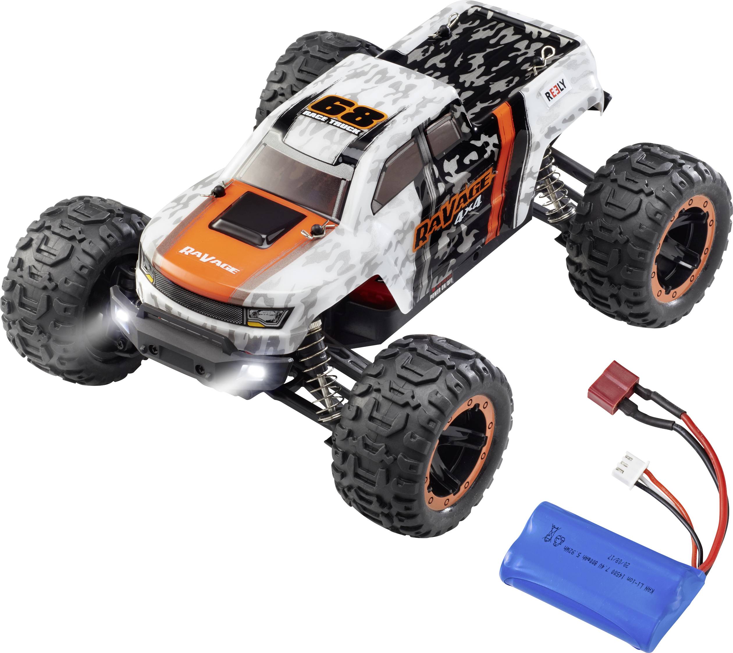 Ein ferngesteuertes Auto in weiß und orange mit der Nummer 68 auf dem Dach, großen Geländereifen, und einem blauen Akku daneben.