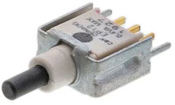 Ein kleiner Druckschalter mit mehreren vergoldeten Stiften für elektronische Verbindungen, montiert in einem Metallgehäuse mit schwarzem Knopf.