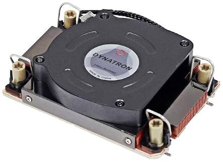 Lüfter mit Kupfersockel und Drahtklammern, beschriftet mit 'Dynatron'. Verwendet zum Kühlen von Computerprozessoren.