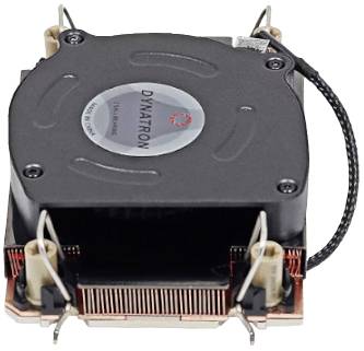 Ein schwarzer CPU-Kühlkörper mit zwei Lüftern, markiert mit 'Dynatron'. Verwendet zur Kühlung von Prozessoren in Computern.