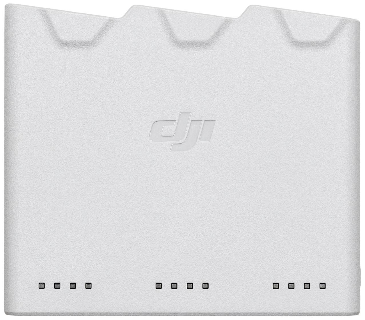 Weiße Hülle mit dem Logo 'dji' darauf, wahrscheinlich ein Ladegerät oder eine Abdeckung für Drohnen.