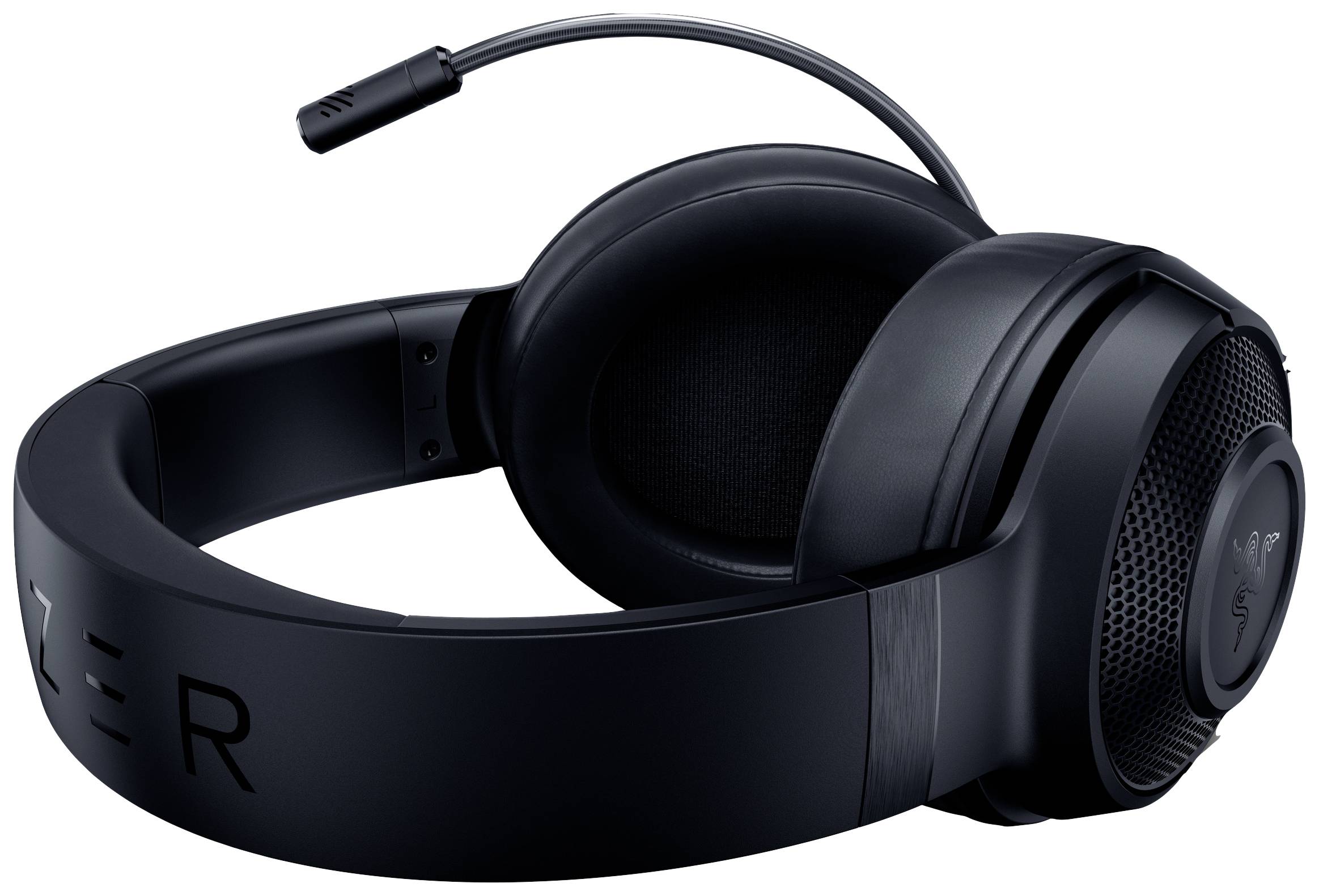 Ein schwarzes, kabelgebundenes Gaming-Headset mit gepolsterten Ohrmuscheln und einem flexiblen Mikrofonarm, seitlich gesehen.