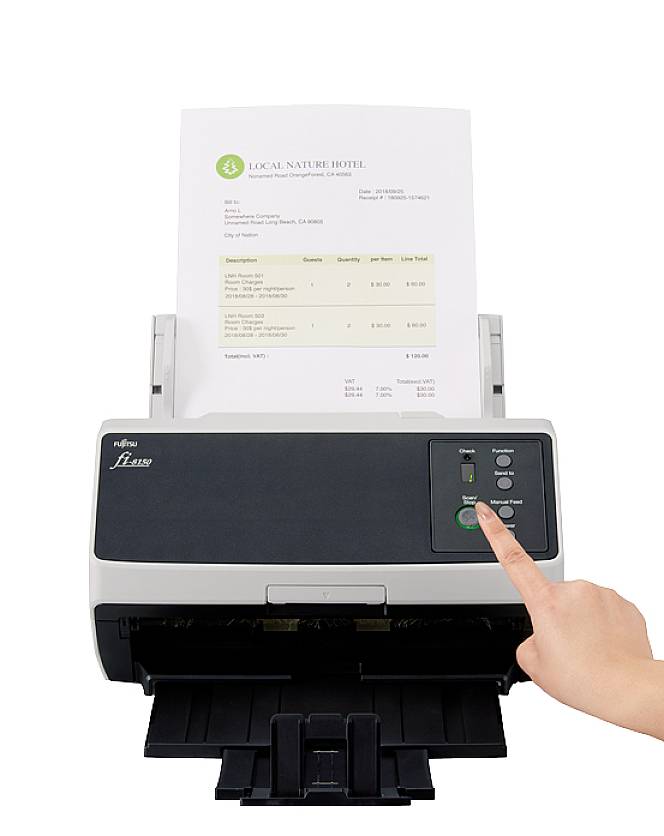 Hand drückt Knopf an Scanner, der ein Dokument mit Hotelbriefkopf scannt. Dokument enthält Tabellen mit Preisinformationen.