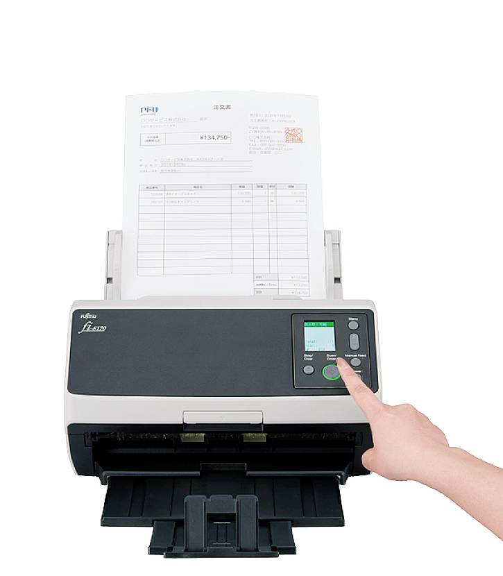 Das Bild zeigt einen Dokumentenscanner, der ein Formular scannt. Eine Hand bedient den Startknopf.