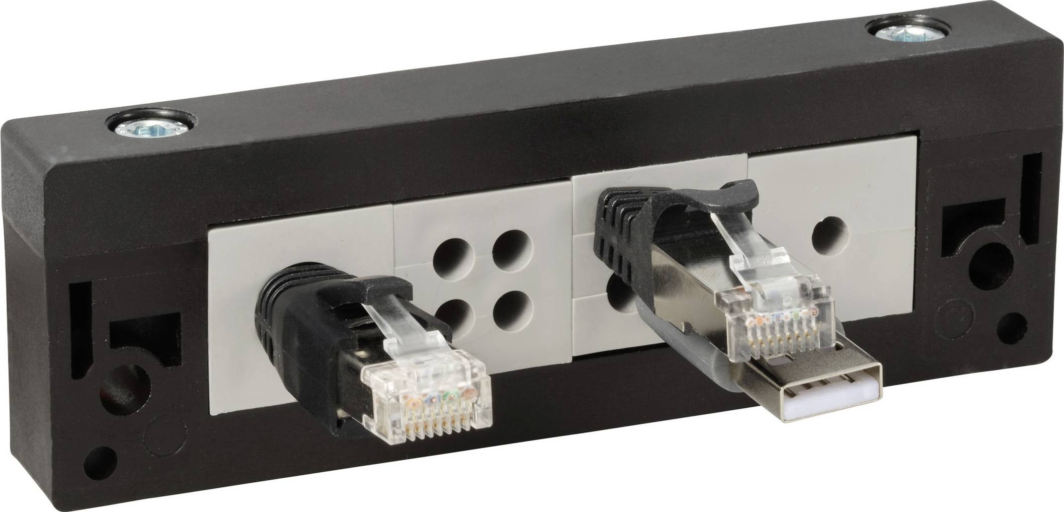 Ein schwarzer Adapter mit zwei Netzwerkanschlüssen, an denen Ethernet-Stecker angeschlossen sind. Der Adapter liegt auf einer weißen Oberfläche.