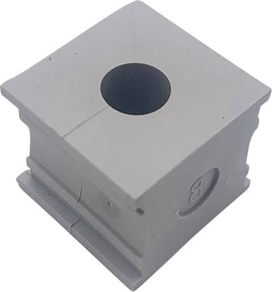 Grauer, würfelförmiger Metallblock mit zentraler, runder Bohrung und gravierter Ziffer auf der Seite.