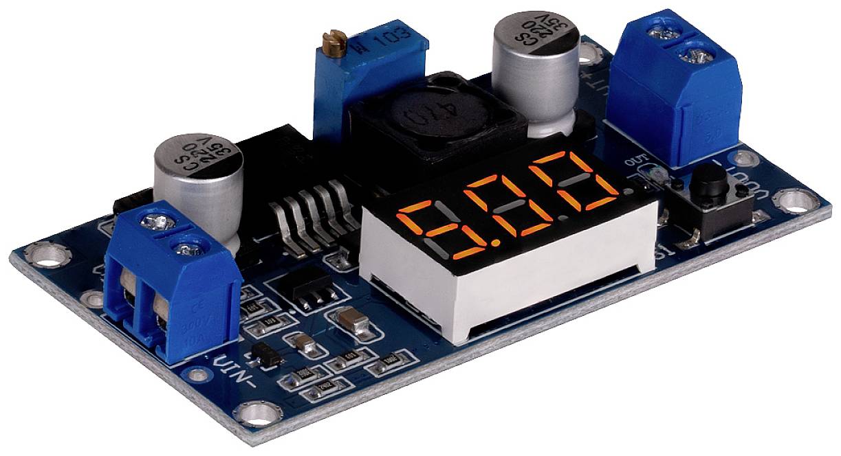 Spannungswandler-Modul mit digitalem Display zeigt 5,00 Volt an, umgeben von blauen Anschlussklemmen, Kondensatoren und Spulen.