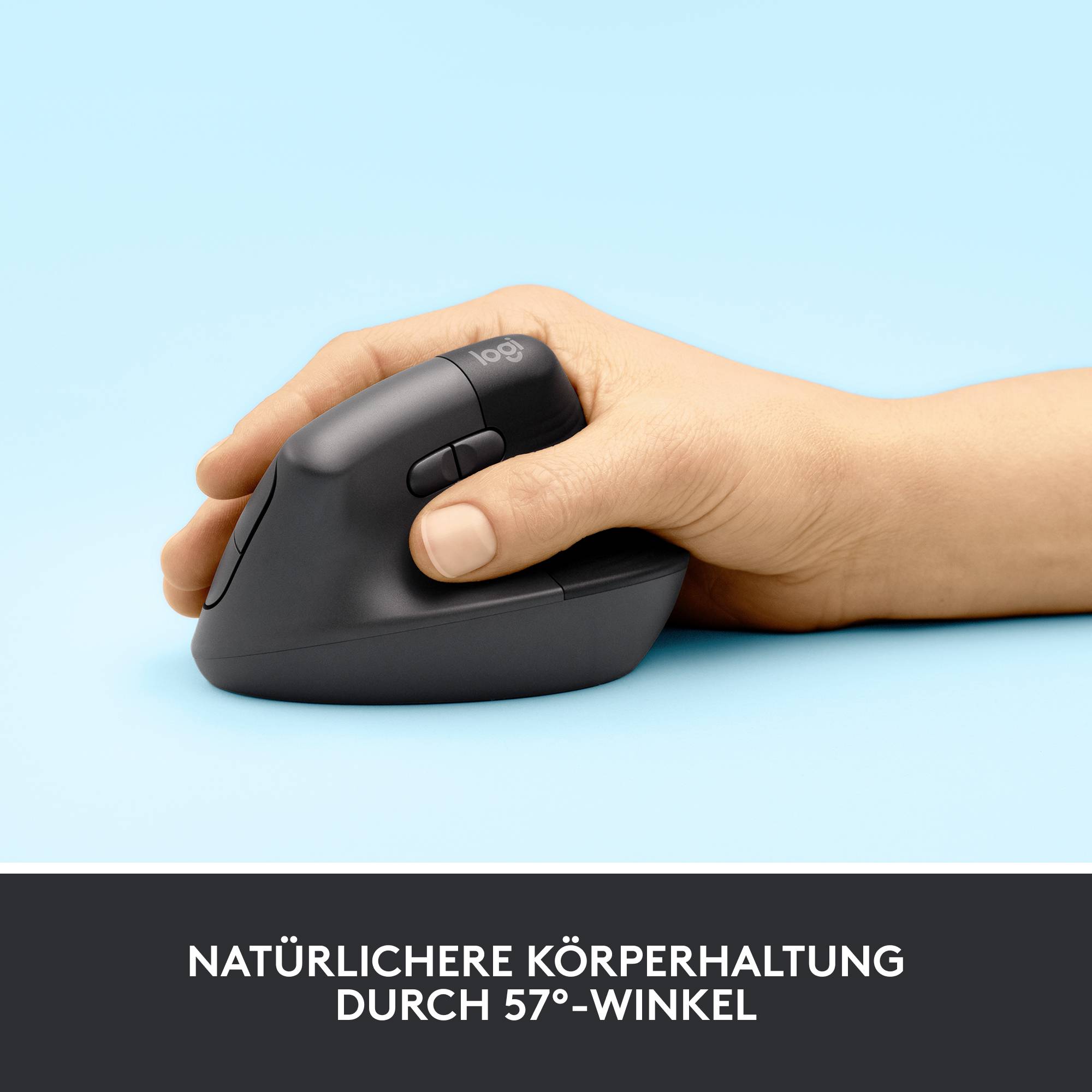 Eine Hand greift eine ergonomische Maus, die in einem 57°-Winkel für eine natürliche Körperhaltung des Handgelenks entworfen ist.